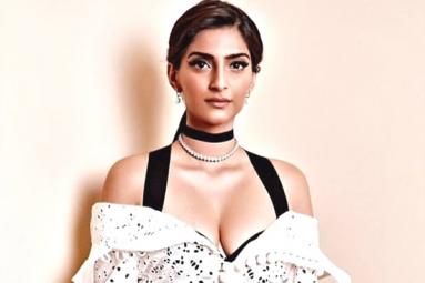 Sonam Kapoor turns the Talk of the Town